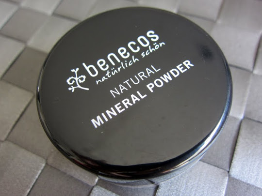 Der Benecos Natural Mineral Powder ist ein Naturkosmetik Produkt welches ich mit Begeisterung ausprobiert und lieben gelernt habe.