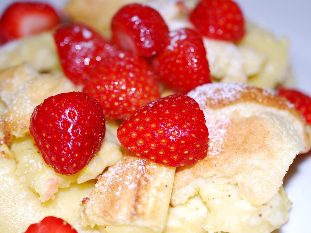 Tasty Tuesday Rezept Sommerlicher Kaiserschmarrn mit frischen oder marinierten Erdbeeren fluffig fruchtig lecker schnell und einfach