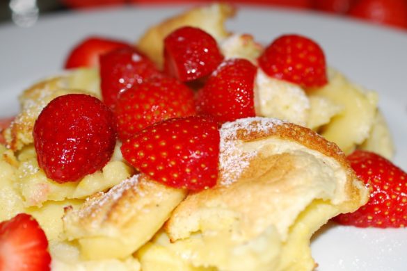 Sommer Rezept Kaiserschmarrn mit frischen Erdbeeren Nachtisch Dessert Dampfgarer schnell einfach