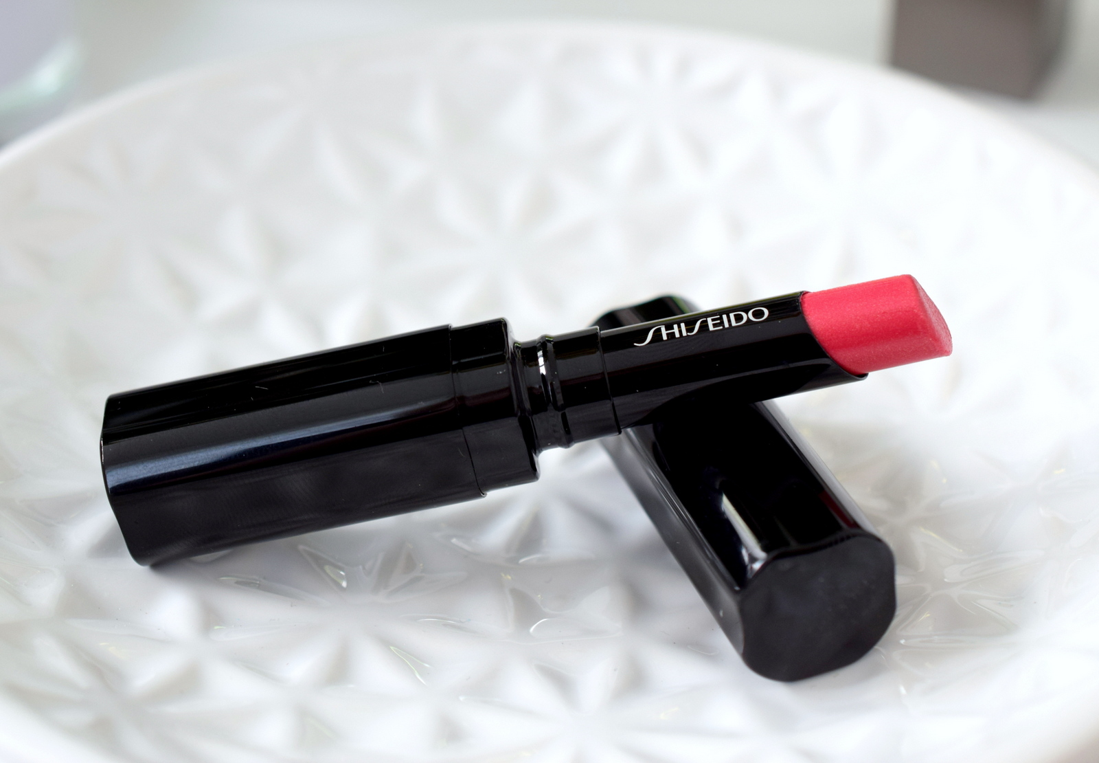 High End Lippenstifte Top 3 Favoriten Shiseido Veiled Rouge PK 405 Pomegranate Review