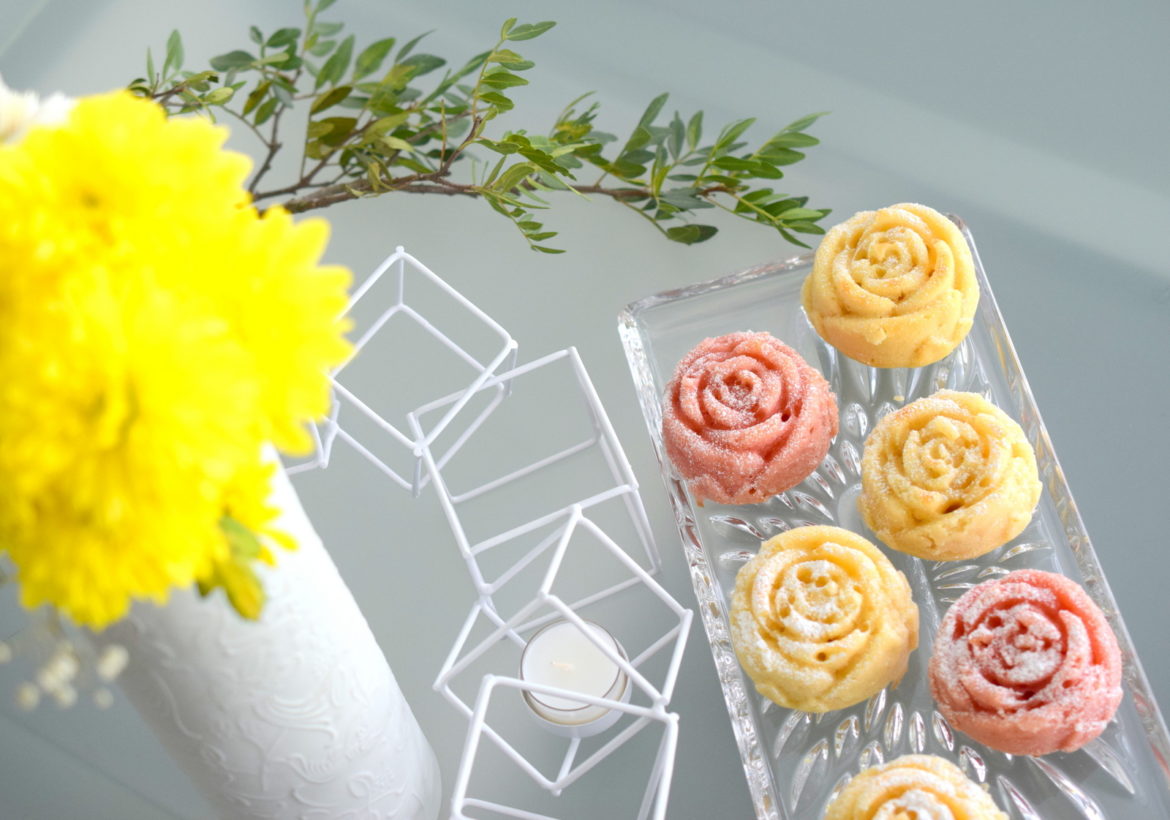 Vegane Zitronenmuffins zum Muttertag mit roter Lebensmittelfarbe in Blumenform.