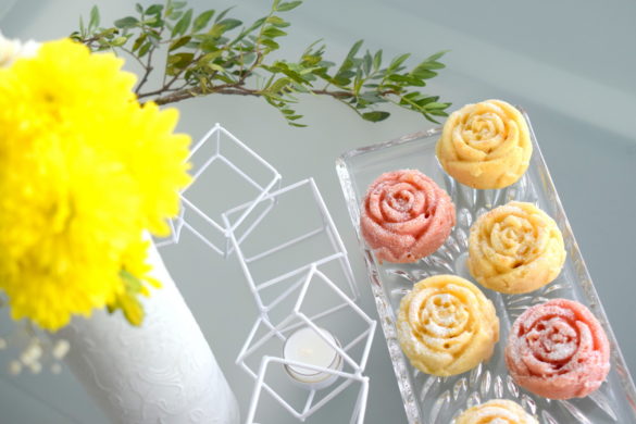 Vegane Zitronenmuffins zum Muttertag mit roter Lebensmittelfarbe in Blumenform.
