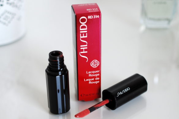Shiseido Lacquer Rouge RD 314 ist eine Kombination aus Lipgloss und Lippenstift. Hier im Test gibt es meinen Erfahrungsbericht