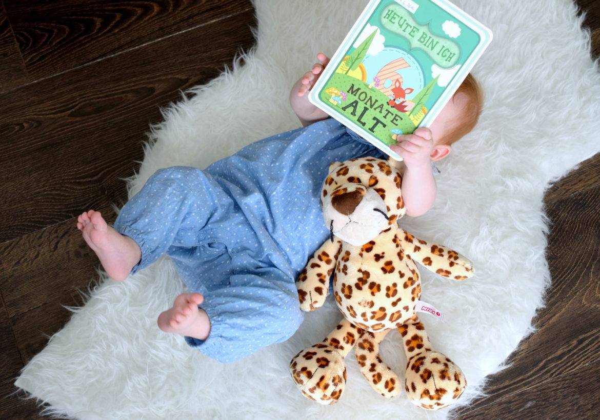Baby 6 Monate beim Fotoshooting mit Milestone Karte.