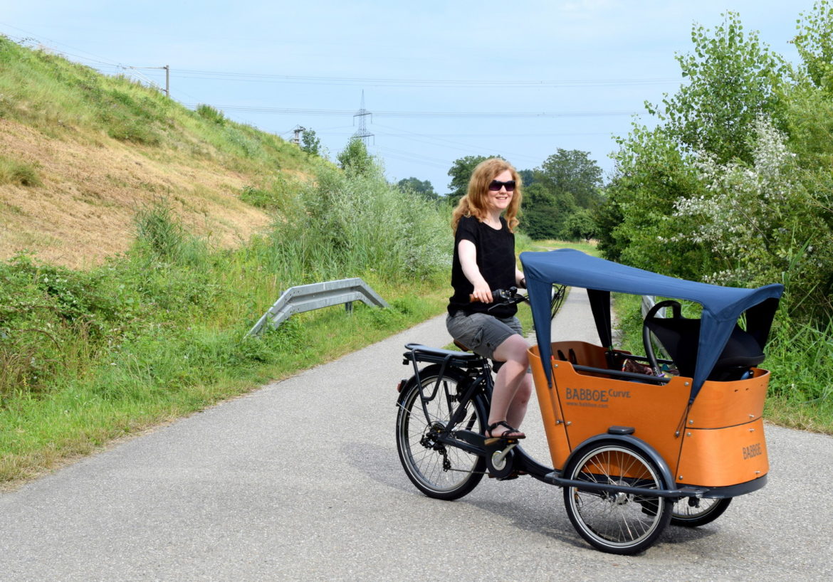 Lastenfahrrad Babboe Curve-E Elektro Bike Fahrrad fahren mit Baby, Kleinkind und Kind für die Fahrradtour mit Kindertransport vorne.