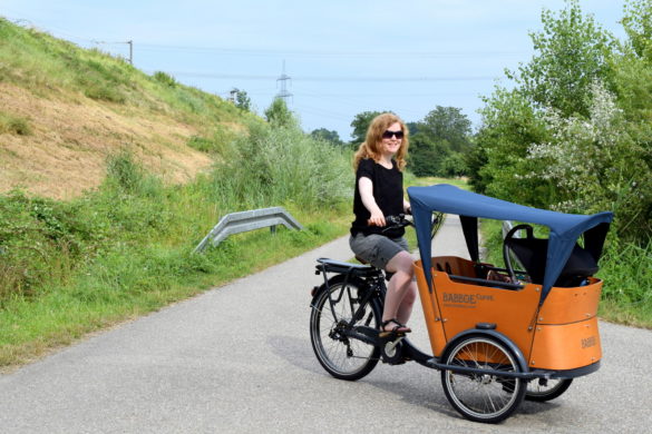 Lastenfahrrad Babboe Curve-E Elektro Bike Fahrrad fahren mit Baby, Kleinkind und Kind für die Fahrradtour mit Kindertransport vorne.