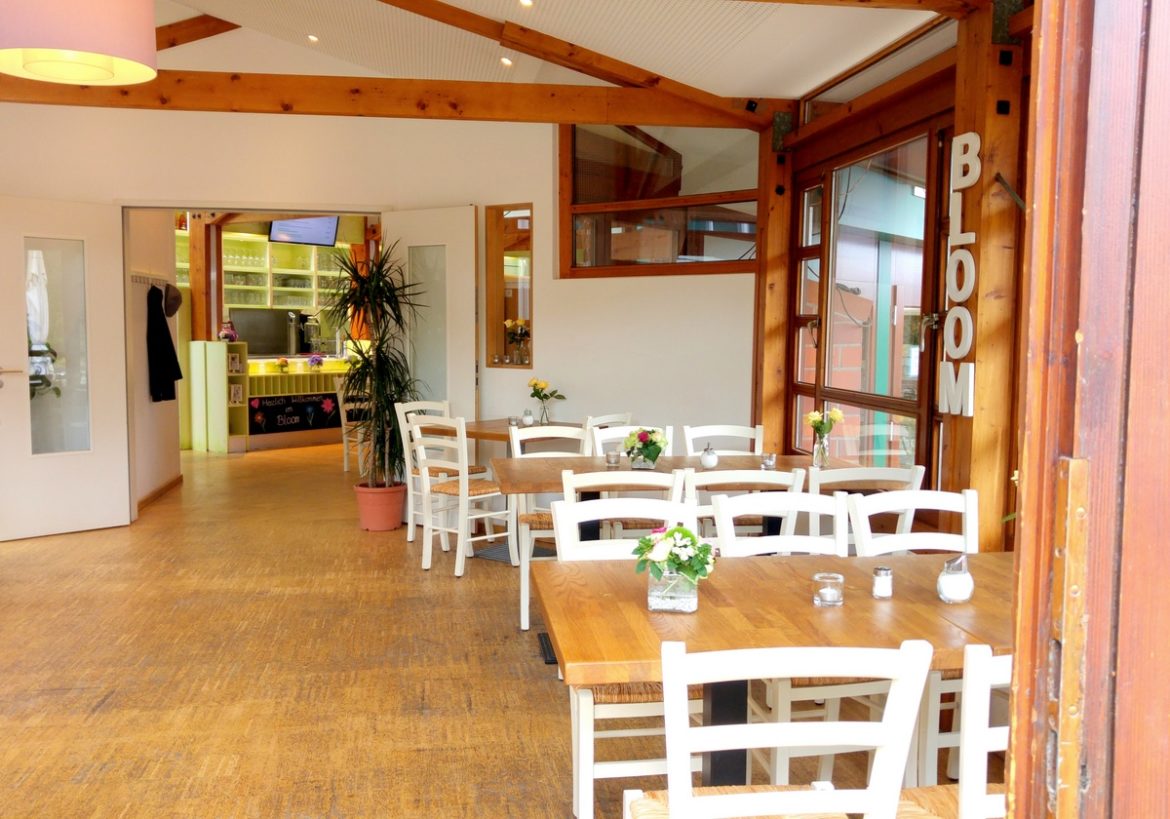 Unterwegs mit Kindern in Bremen essen gehen im kinderfreundlichen Restaurant und Cafe Bloom im Rhododendronpark in Bremen