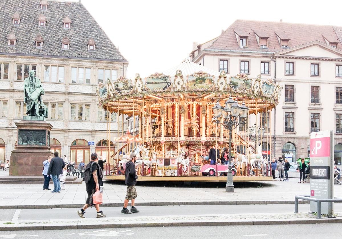 Karussell in Straßburg Städtetrip mit Baby und Kind und Fahrradtour am Rhein nach Straßburg