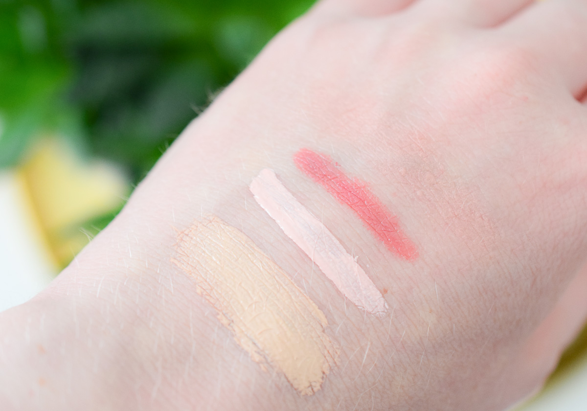 Beauty Favoriten im September Swatch von der neuen Urban Decay Foundation All Nighter Liquid Foundation, Urban Decay Color Correcting Fluid, MAC Lippenstift Cosmo und MAC Blush Tenderling
