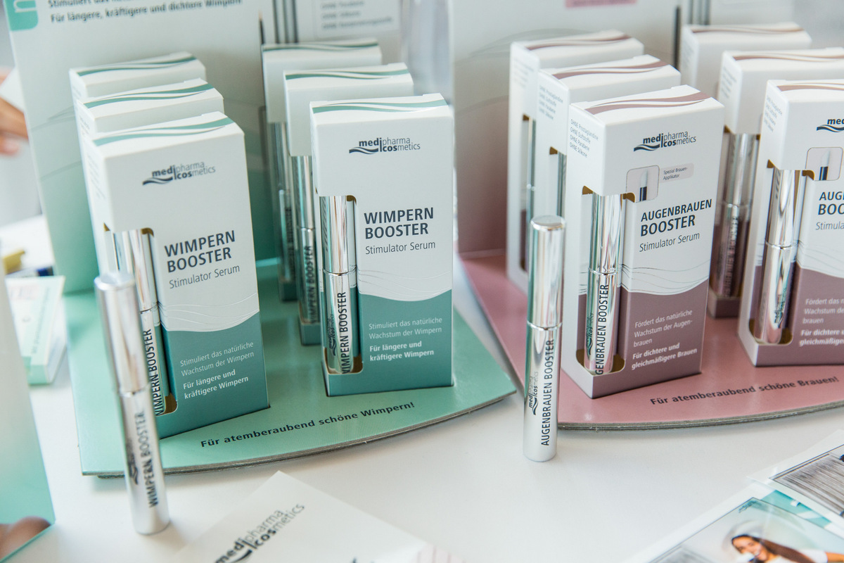 Beim Beautypress Event in Köln stellte medipharma cosmetics: Wimpern Booster und Augenbrauen Booster vor ein Wimpernserum ohne Hormone für längere Wimpern