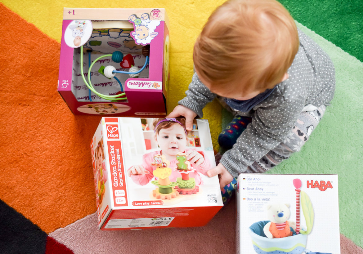 Sinnvolles Spielzeug 1 Jahr altes Kind: Motorikschleife, Stapelspiel aus Holz, Nachziehtier Mama-Blogger Karlsruhe Entwicklung Baby Kleinkind spielerisch fördern für Feinmotorik, Hand-Auge-Koordination und Krabbeln Laufen