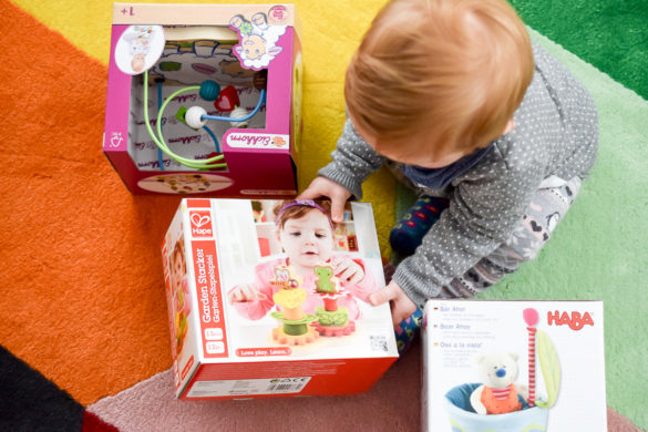 Sinnvolles Spielzeug 1 Jahr altes Kind: Motorikschleife, Stapelspiel aus Holz, Nachziehtier Mama-Blogger Karlsruhe Entwicklung Baby Kleinkind spielerisch fördern für Feinmotorik, Hand-Auge-Koordination und Krabbeln Laufen