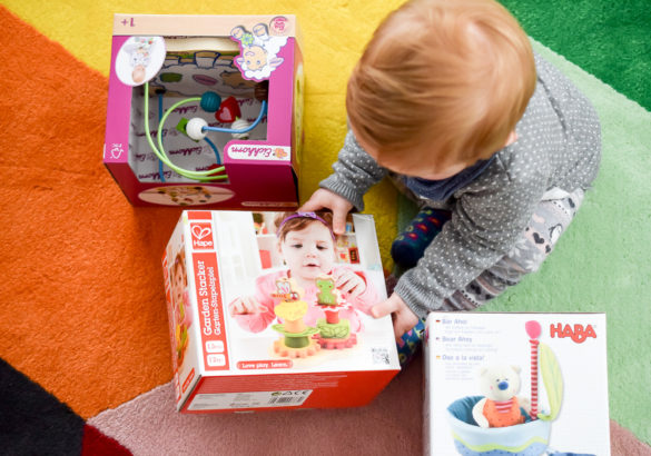 Sinnvolles Spielzeug 1 Jahr altes Kind: Motorikschleife, Stapelspiel aus Holz, Nachziehtier Mama-Blogger Karlsruhe Entwicklung Baby Kleinkind spielerisch fördern für Feinmotorik, Hand-Auge-Koordination und Krabbeln Laufen