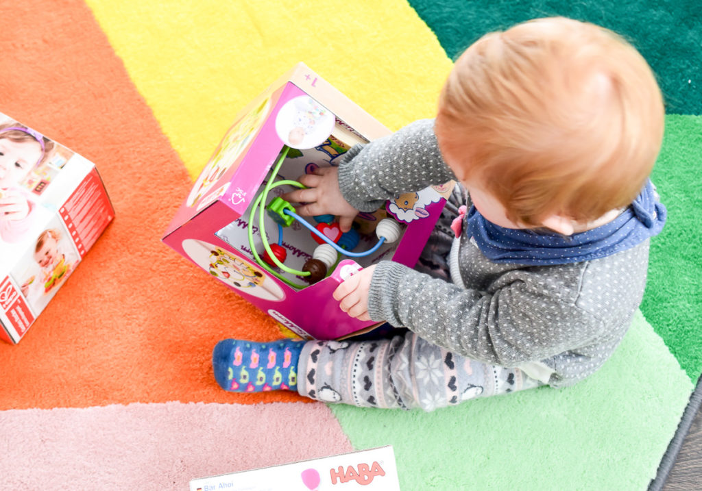 Motorikschleife von Eichhorn Schaf aus dem Tausendkind Onlineshop als sinnvolles Spielzeug für 1-jährige für Förderung Feinmotorik und Auge-Hand-Koordination des Kindes Baby Mädchen 1 Jahr