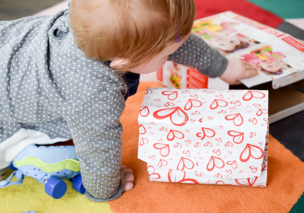 Neugierige Babys und Kleinkinder: Selbst die Verpackung ist spannend sinnvolles Spielzeug ab 1 Jahr für Babys Kinder von Hape, Haba und Eichhorn aus dem Tausendkind Onlineshop auf I need sunshine Mamablog aus Karlsruhe