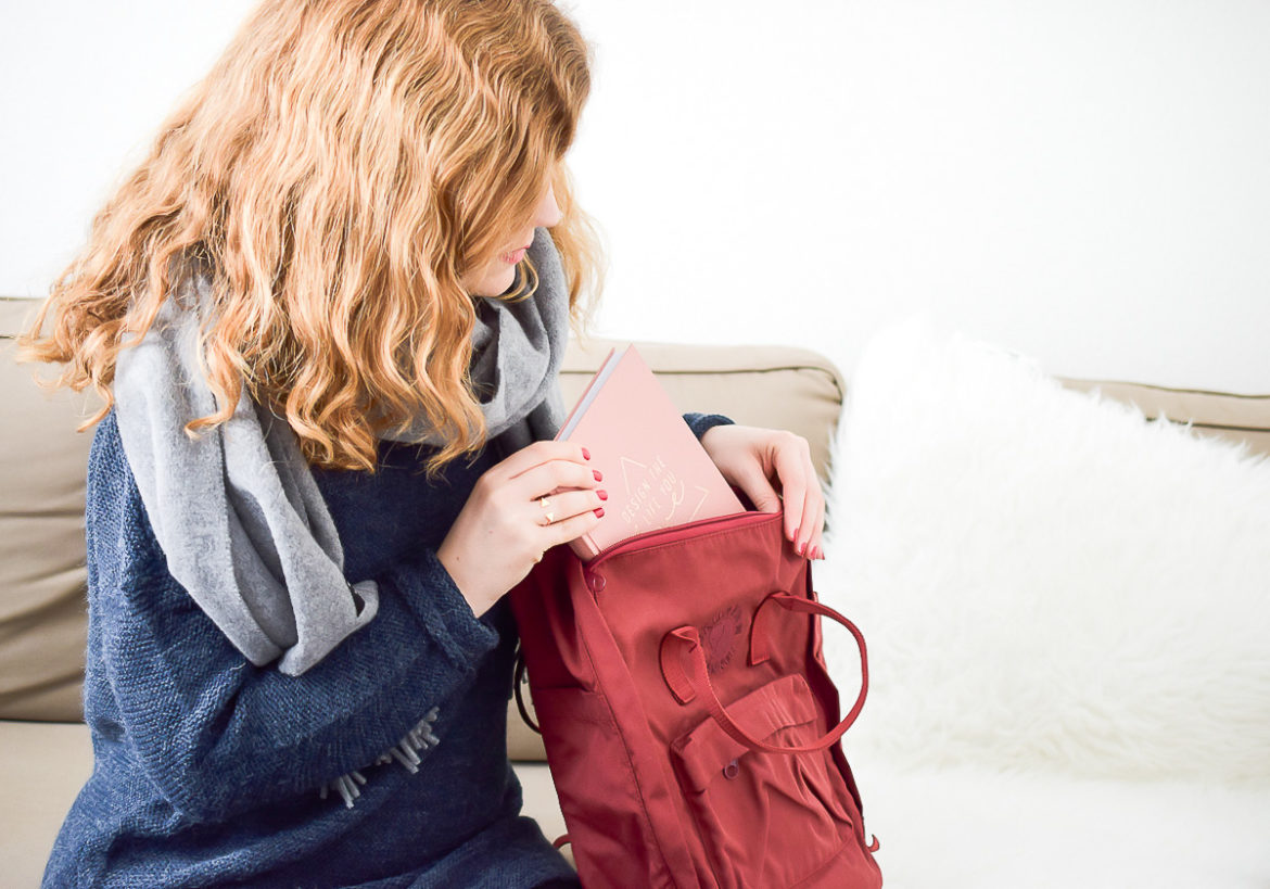 Mode im Winter-Outfit mit grauem Hallhuber Woll-Schal und Fjällräven Re-Kanken Rucksack in Rot bequem und sportlich auf I need sunshine Blog