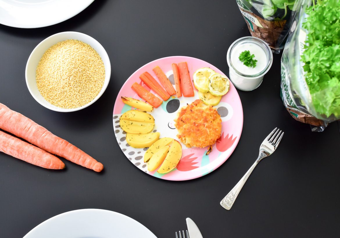 Kinderrezepte Vegetarisch Kochen für Kleinkinder Hirse-Bratlinge mit Ofengemüse Fingerfood mit Edeka Unsere Heimat Echt und Gut von Edeka Südwest regionale Biolebensmittel von Bioland und Demeter