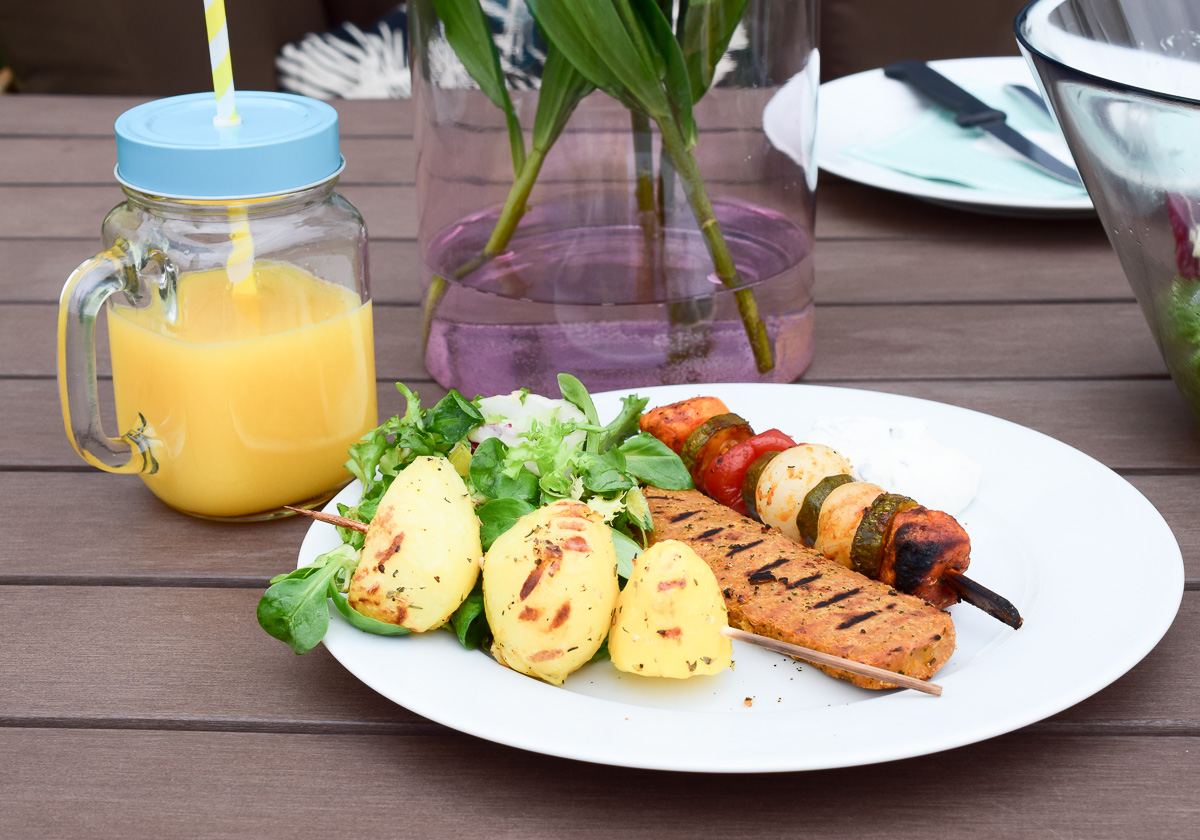 Vegetarisch Grillen Tipps und Rezepte Gemüse Salate Edeka Vegithek Fleisch-Alternativen für Vegetarier und Veganer vegithek, edeka, wirliebenlebensmittel, grillen, grillfest, Genuss, Abwechslungsreiche Ernährung, Schnelle Alternative, Qualität, Große Auswahl