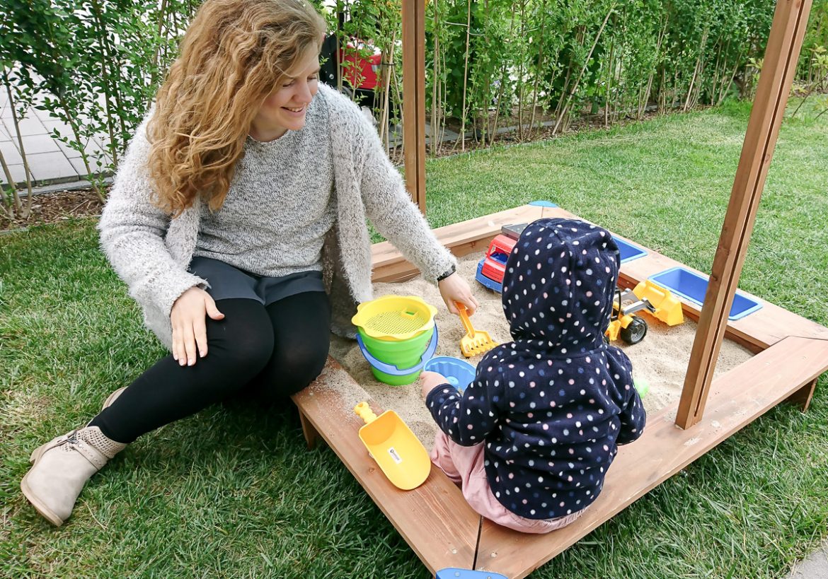 Sandkasten von Aldi Süd im Garten mit Wasser Wannen und verstellbares Dach