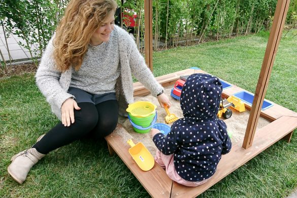 Sandkasten von Aldi Süd im Garten mit Wasser Wannen und verstellbares Dach