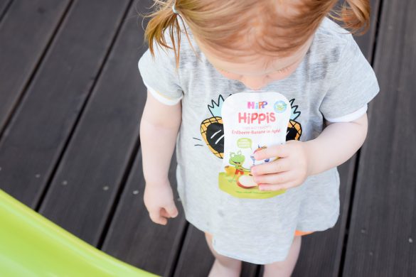 HiPP HiPPiS Quetschbeutel Test Fruchtpüree Quetschie Frucht Quetschen gesunder Snack unterwegs für Kleinkinder Hipp Kinder App für Kleinkinder Mamablog