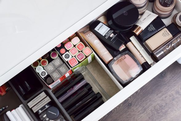 Schminktisch Ideen: 5 Tipps für Aufbewahrung & Deko!