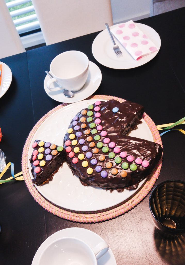 Kindergeburtstag Kuchen schnell einfach Motivkuchen lustig Smarties Fisch Geburtstag Kinder Rezept