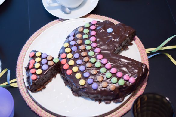 Kindergeburtstag Kuchen schnell einfach Motivkuchen lustig Smarties Fisch Geburtstag Kinder Rezept