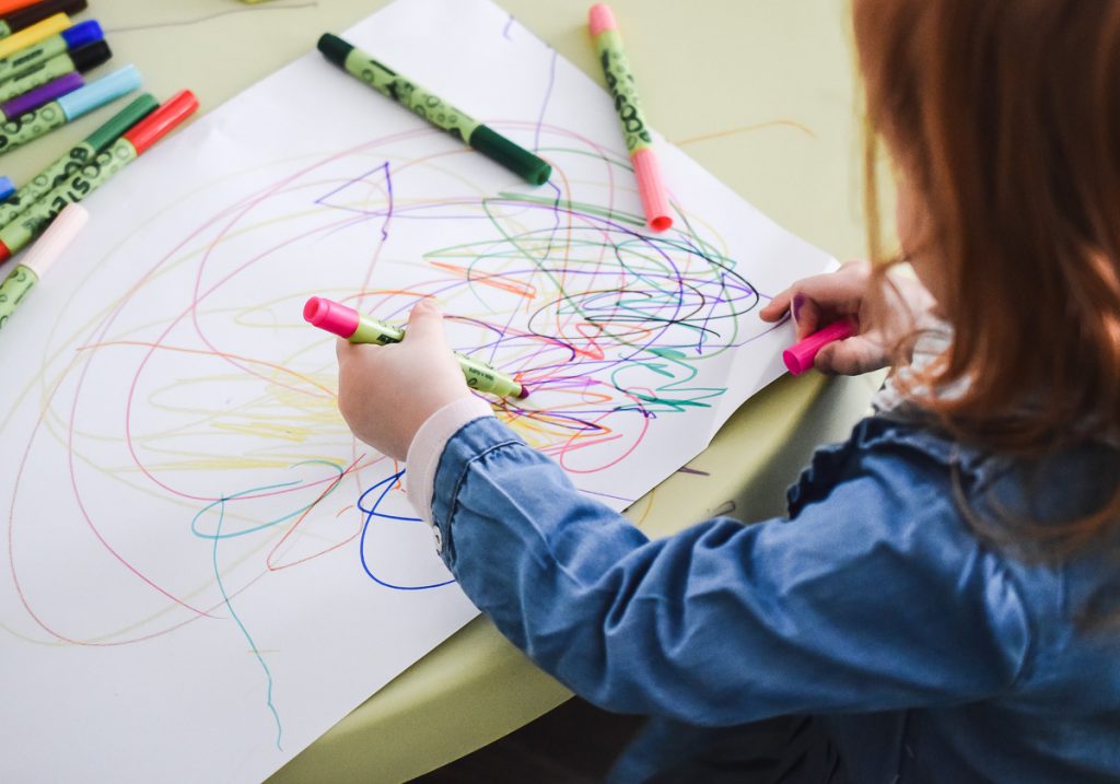 Basteln Kleinkinder Frühling Ostern Muttertag Bastelideen einfach schnell Kinder 2 Jahre 3 Jahre