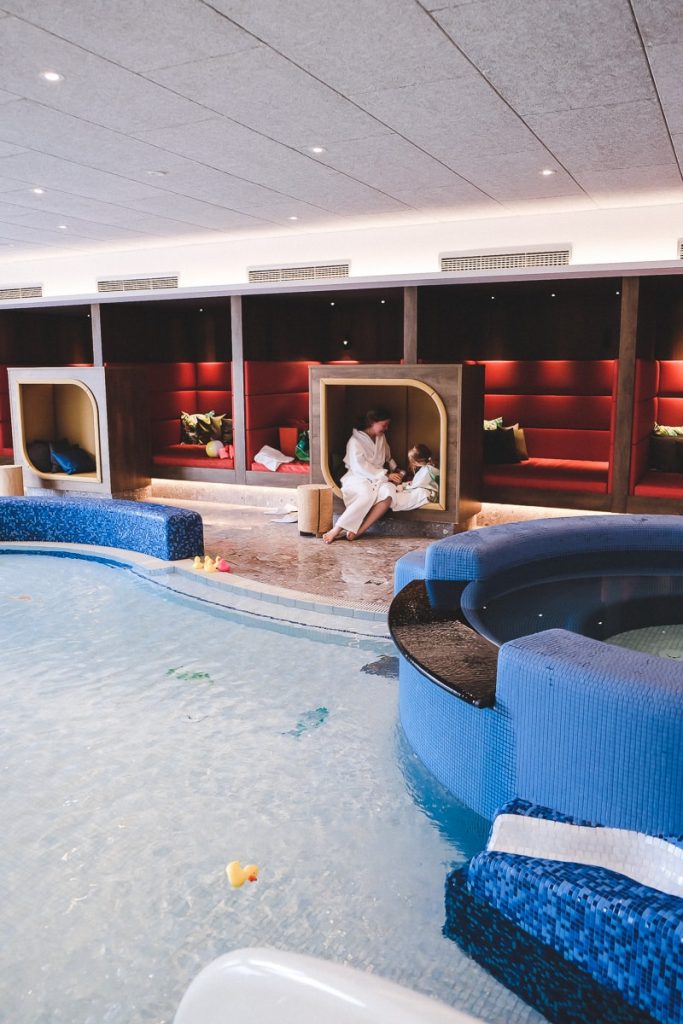 Familienhotel Allgäuer Berghof Gunzesried-Ofterschwang Bewertungen Erfahrungen Schwimmbad Kinderhotel Allgäu Family Spa mit großem Kleinkinder Becken Baby geeignet Erfahrungsbericht ineedsunshine.de