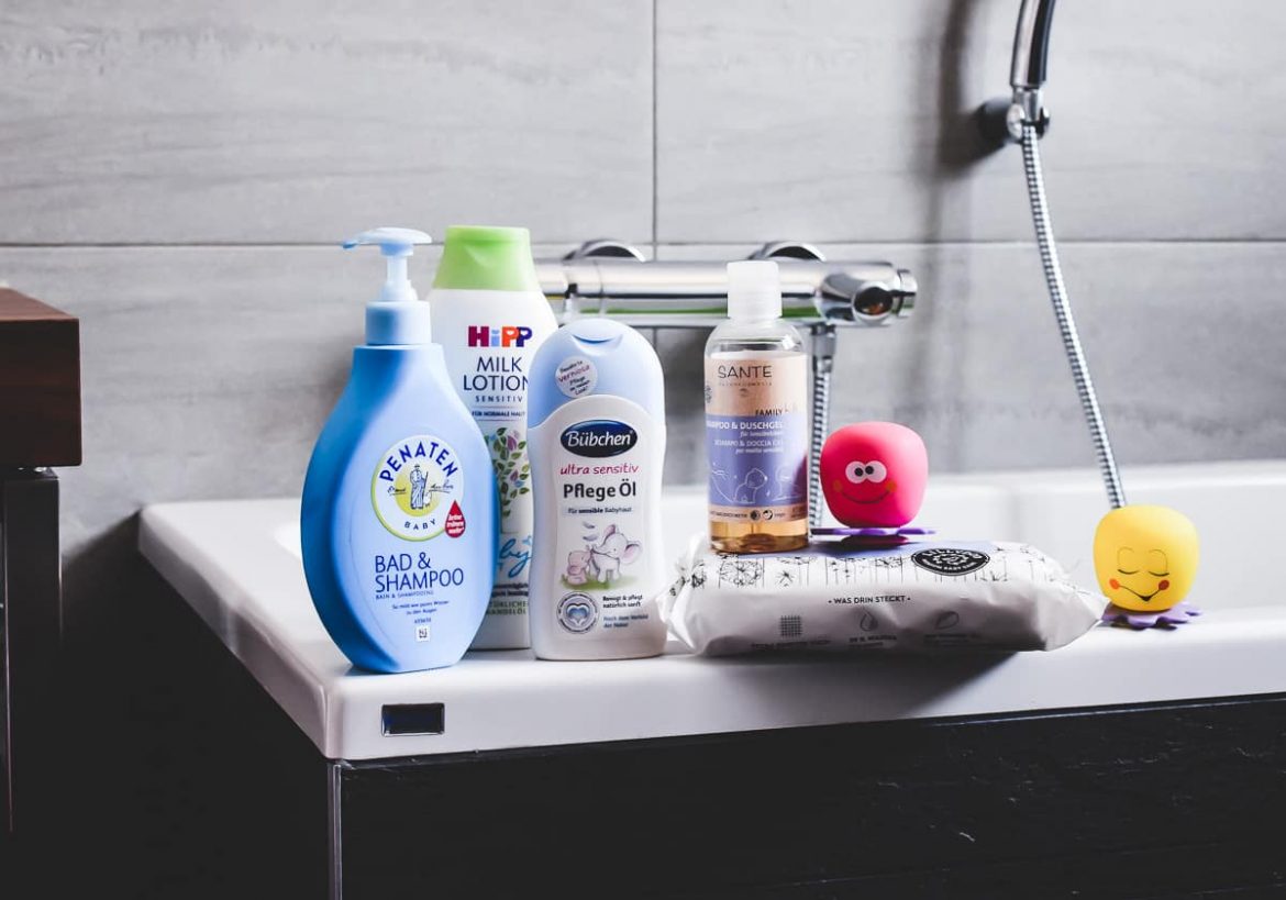 Babypflege für Erwachsene Baby Produkte wie Cremes, Feuchttücher, Babypuder, Shampoo oder Öl eignet sich auch für Erwachsene. Tipps und Empfehlungen auf Mamablog I need sunshine