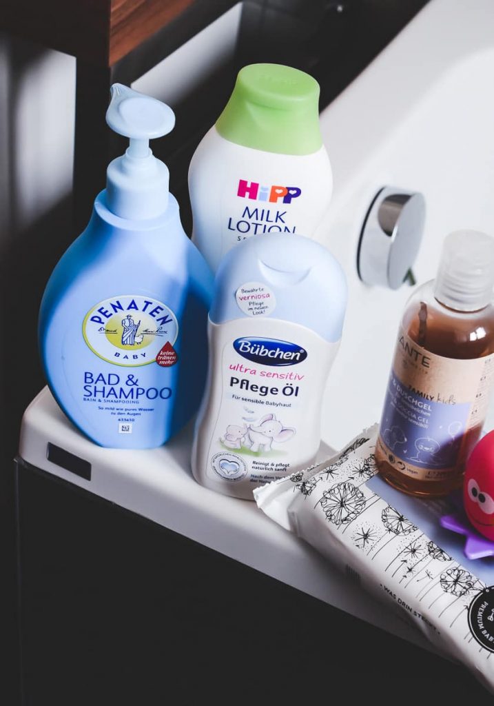 Babypflege für Erwachsene Baby Produkte wie Cremes, Feuchttücher, Babypuder, Shampoo oder Öl eignet sich auch für Erwachsene. Tipps und Empfehlungen auf Mamablog I need sunshine