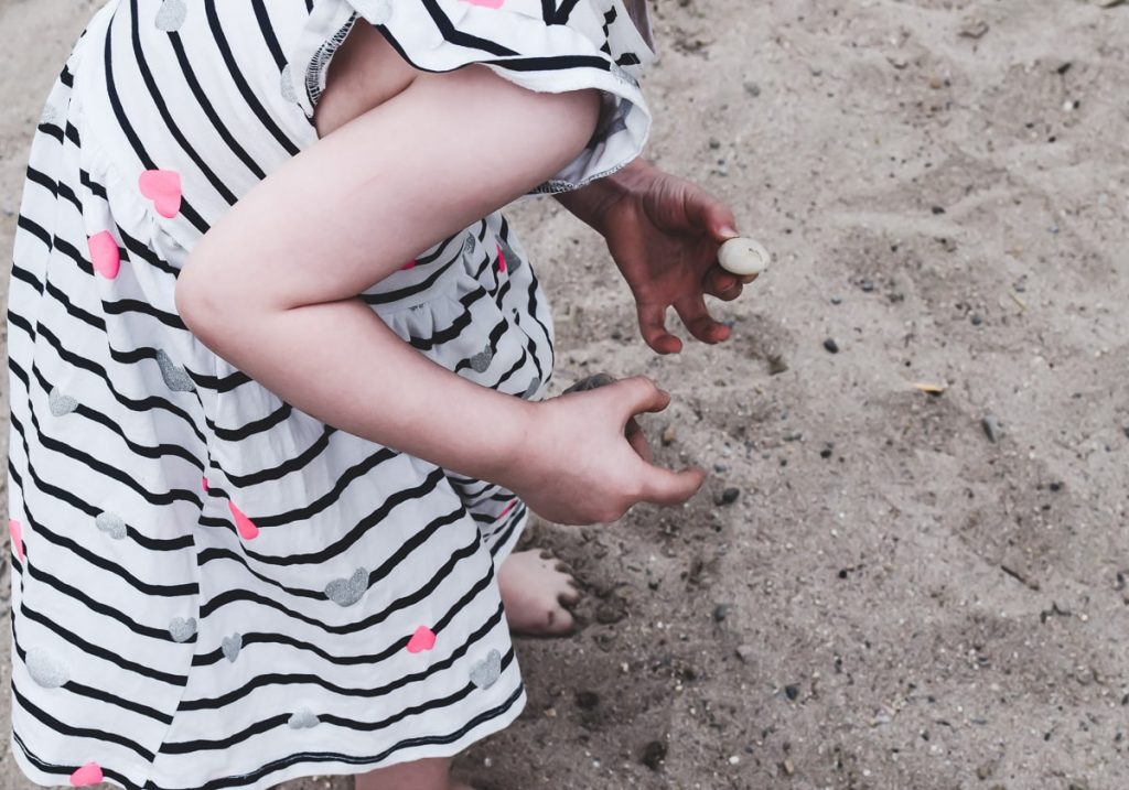 Spiele am Strand für Kinder kostenlose Spiele Ideen auch für Kleinkinder Steine und Muscheln sammeln im Sand im Urlaub am Meer oder Badesee