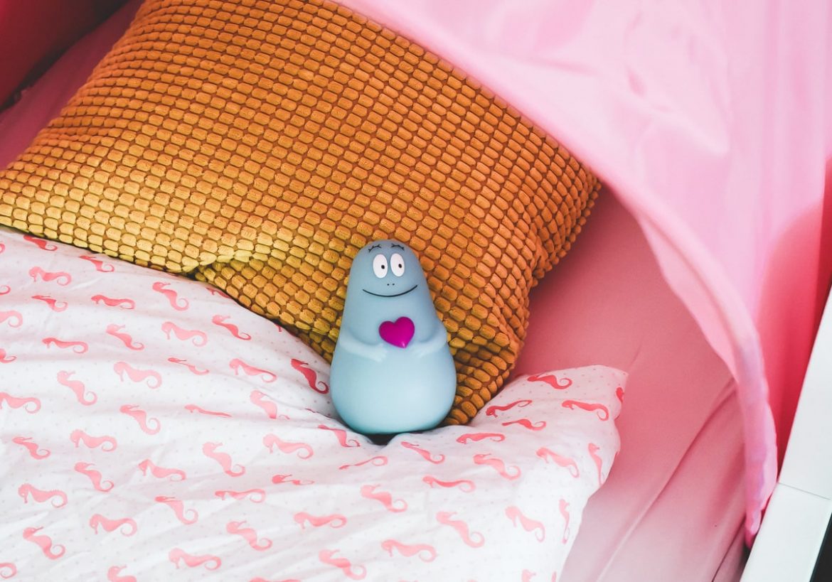 Familienbett Erfahrungen: Wenn Babys und Kleinkinder im Bett der Eltern schlafen hat dies auch Vorteile. Tipps und persönlicher Erfahrungsbericht auf Mamablog I need sunshine