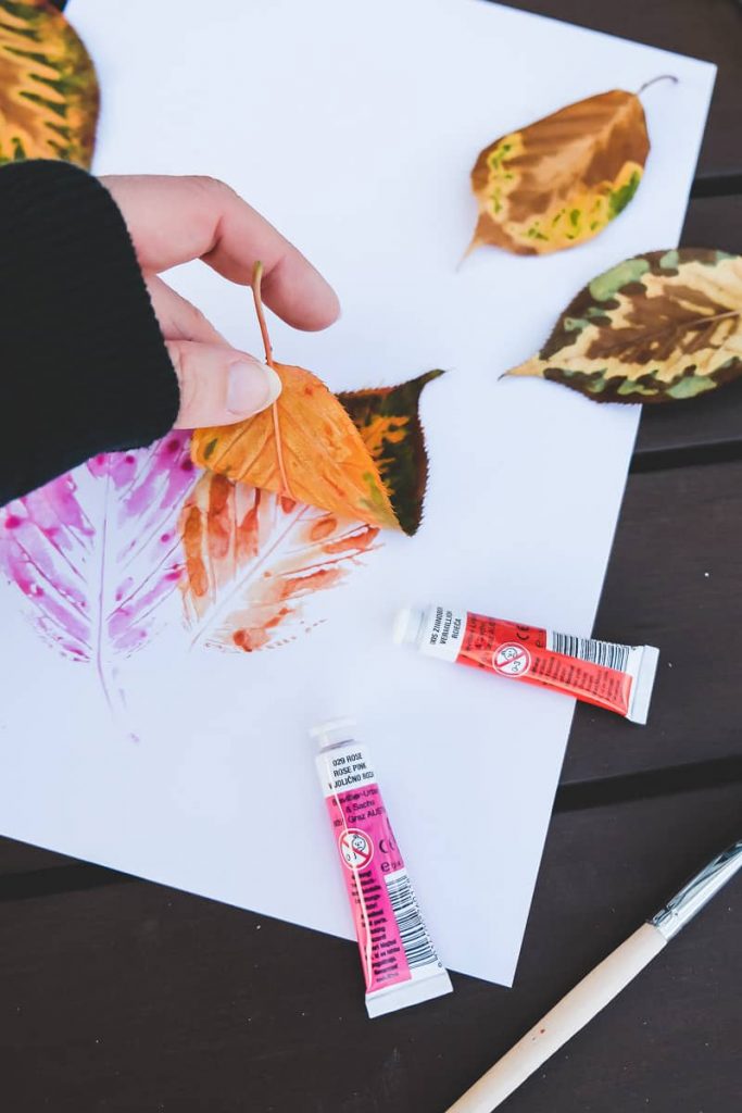 Herbstblätter bemalen und auf Papier drucken als einfache und schnelle Idee für das Basteln im Herbst mit Kindern die auch für Kleinkinder geeignet ist auf Mamablog I need sunshine