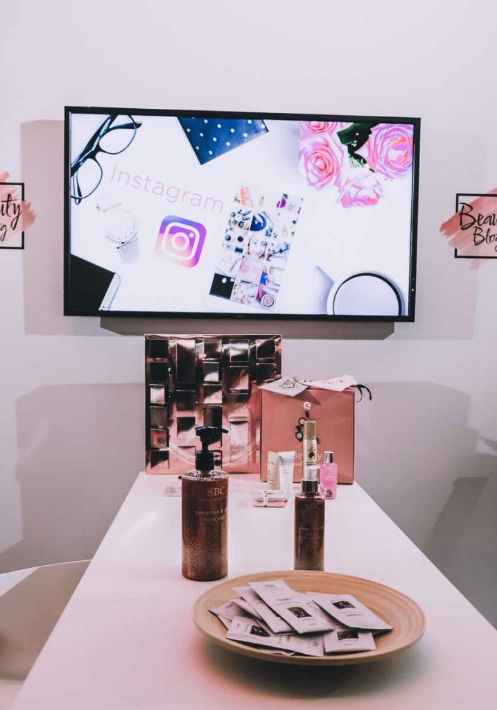 Details vom QVC Stand auf den BUNTE Beauty Days und Erfahrungen und Testbericht zu den ELEMIS Kosmetik Produkten in Deutschland bei QVC