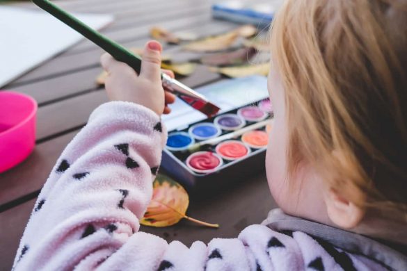 Herbstblätter bemalen als einfache und schnelle Idee für das Basteln im Herbst mit Kindern die auch für Kleinkinder geeignet ist auf Mamablog I need sunshine