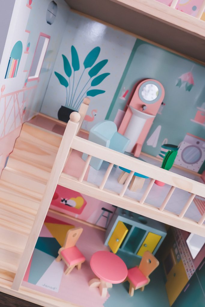Schönes Janod Puppenhaus Happy Day aus Holz im Test für 30 cm große Barbie Puppen mit Erfahrungsbericht auf Mamablog I need sunshine