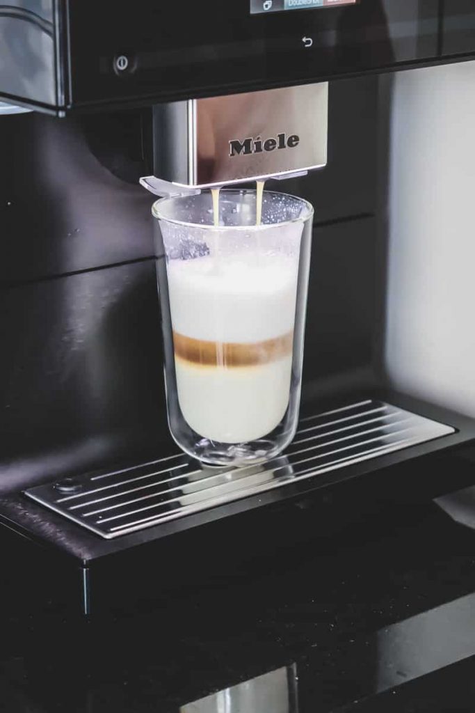 Miele Stand Kaffeevollautomat CM 7750 im Test mit Coffee Select und drei verschiedenen Kaffeesorten für das Home Office im Erfahrungsbericht auf Mamablog I need sunshine