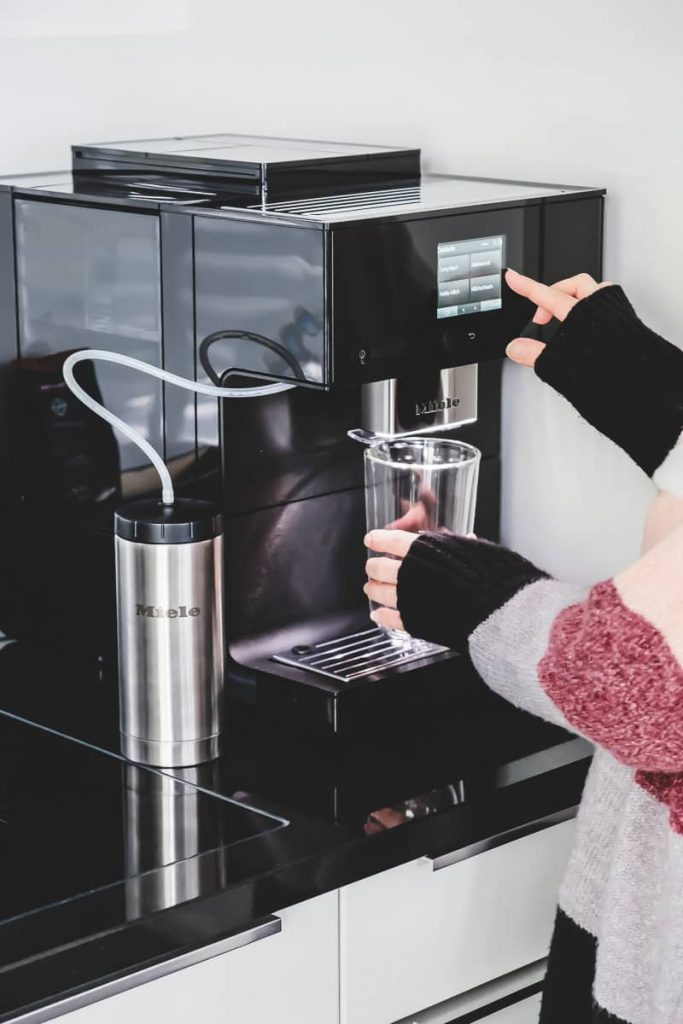 Miele Stand Kaffeevollautomat CM 7750 im Test mit Coffee Select und drei verschiedenen Kaffeesorten für das Home Office im Erfahrungsbericht auf Mamablog I need sunshine