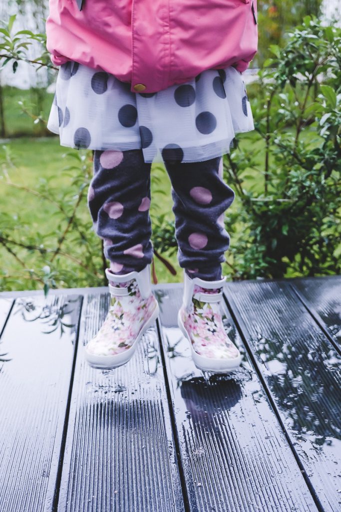 Kind anziehen Frühling mit Sonne und Regen in der Übergangszeit im März und April Tipps und Erfahrungen