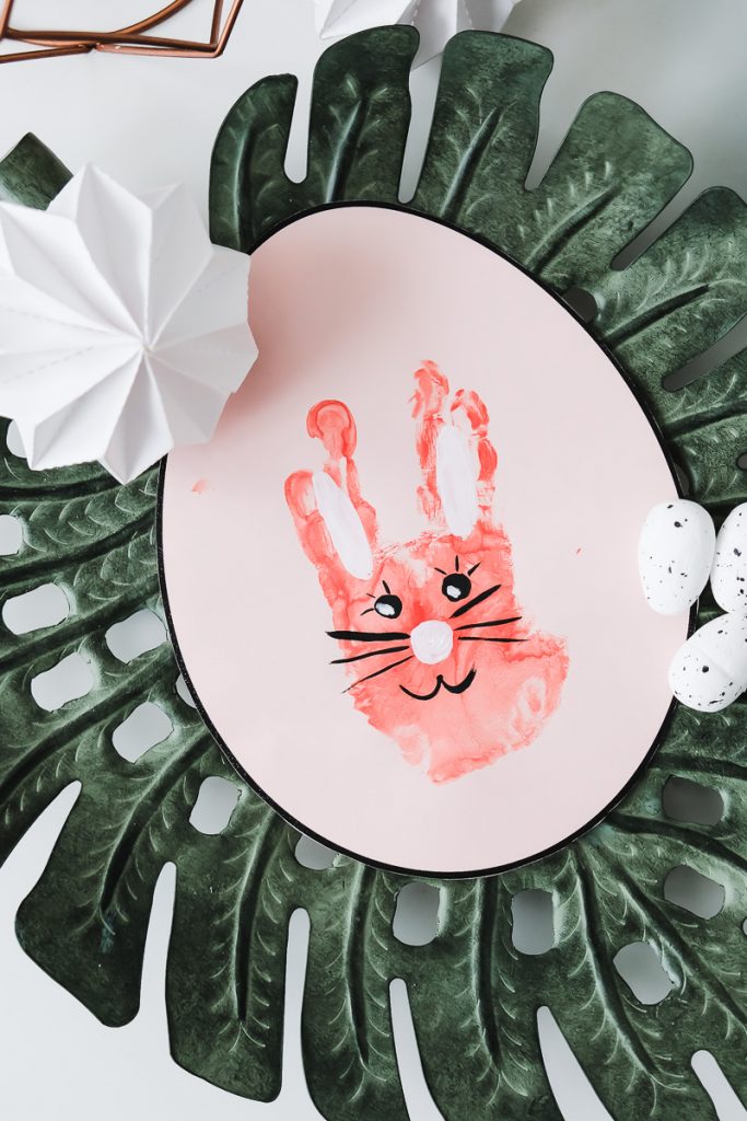 Osterbasteln Kleinkind Osterhase Handabdruck Geschenk Ostern DIY Idee Kinder basteln Mamablog Ineedsunshine