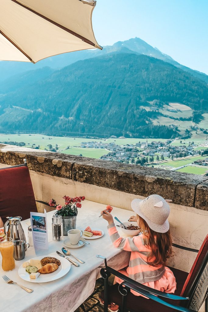 Schloss Mittersill Frühstück auf der Panorama Terrasse mit Bergblick beim Urlaub mit Kindern im Erfahrungsbericht auf Ineedsunshine
