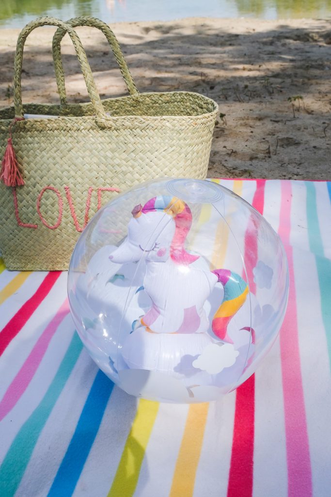 Einhorn Wasserball von tausendkind für den Tag am See mit Kindern sowie Tipps für sicheres Baden auf Mamablog Ineedsunshine
