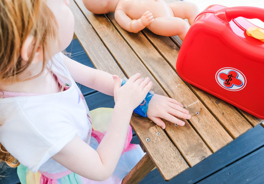 Erste hilfe am Kind Ablauf Maßnahmen Tipps für Babys und Kleinkinder auf Mamablog Ineedsunshine