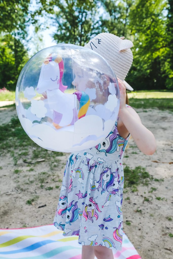 Einhorn Wasserball von tausendkind für den Tag am See mit Kindern sowie Tipps für sicheres Baden auf Mamablog Ineedsunshine