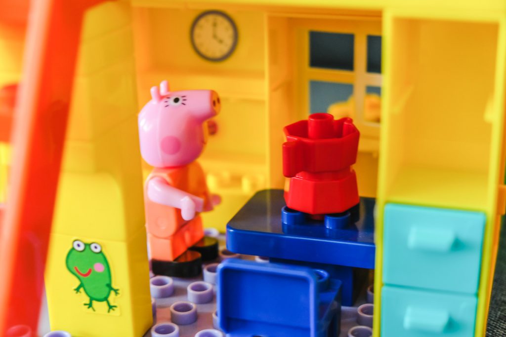 Big Bloxx Pig Peppas House Peppa Wutz Haus Erfahrungen Geschenkidee für Kinder auf Mamablog Ineedsunshine