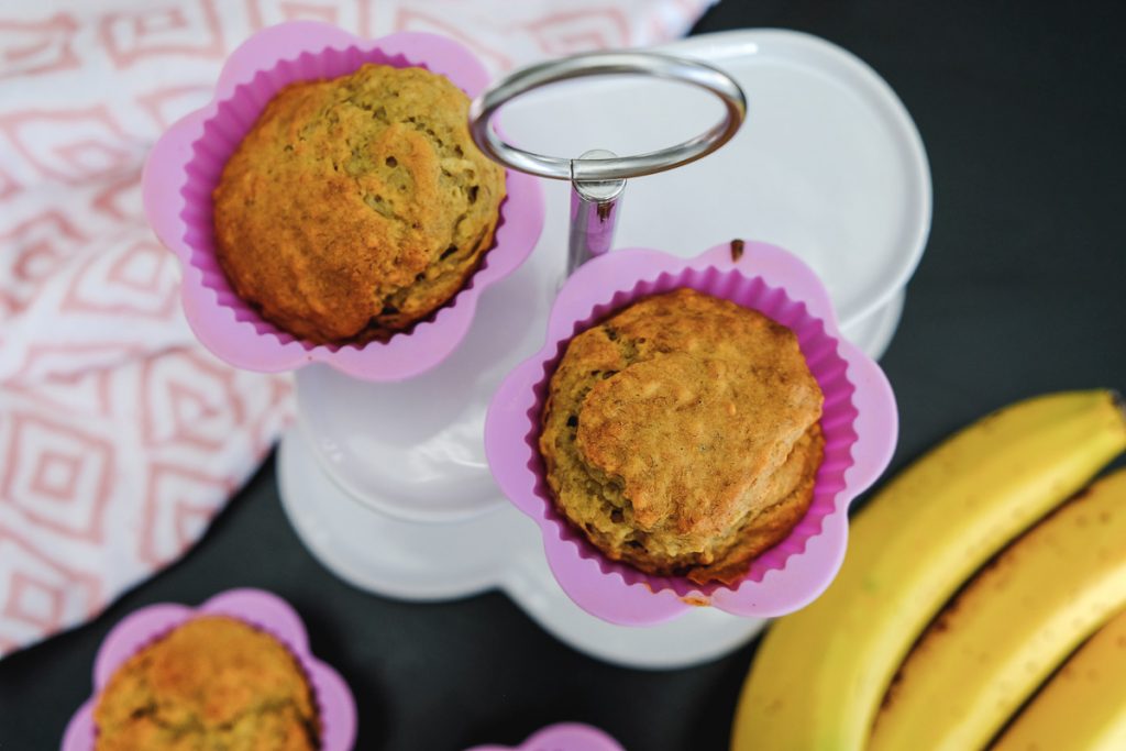 Vegane zuckerfreie Muffins Rezept mit Erdnussbutter und Bananen für Kinder