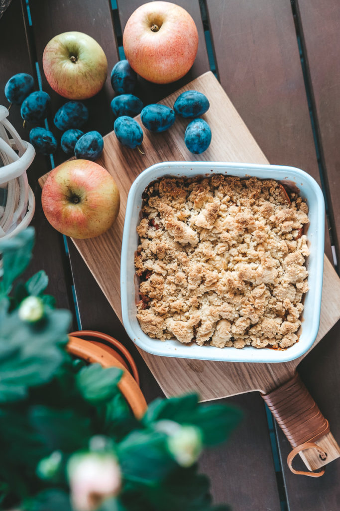 herbstliches Apfel Zwetschgen Crumble Rezept