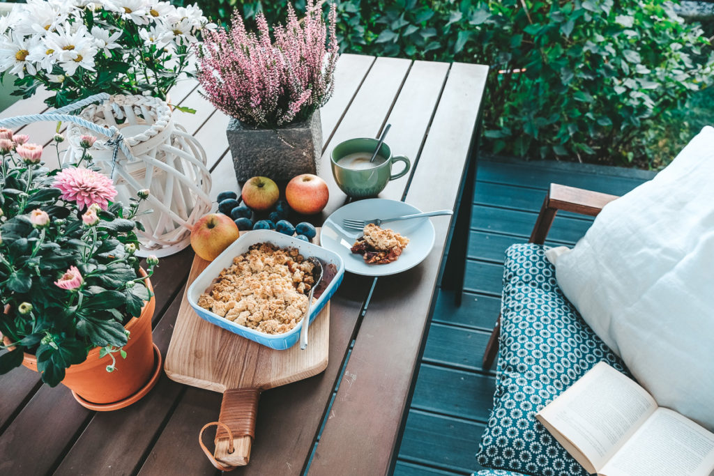 Herbstliches Apfel Zwetschgen Crumble Rezept schnell und einfach